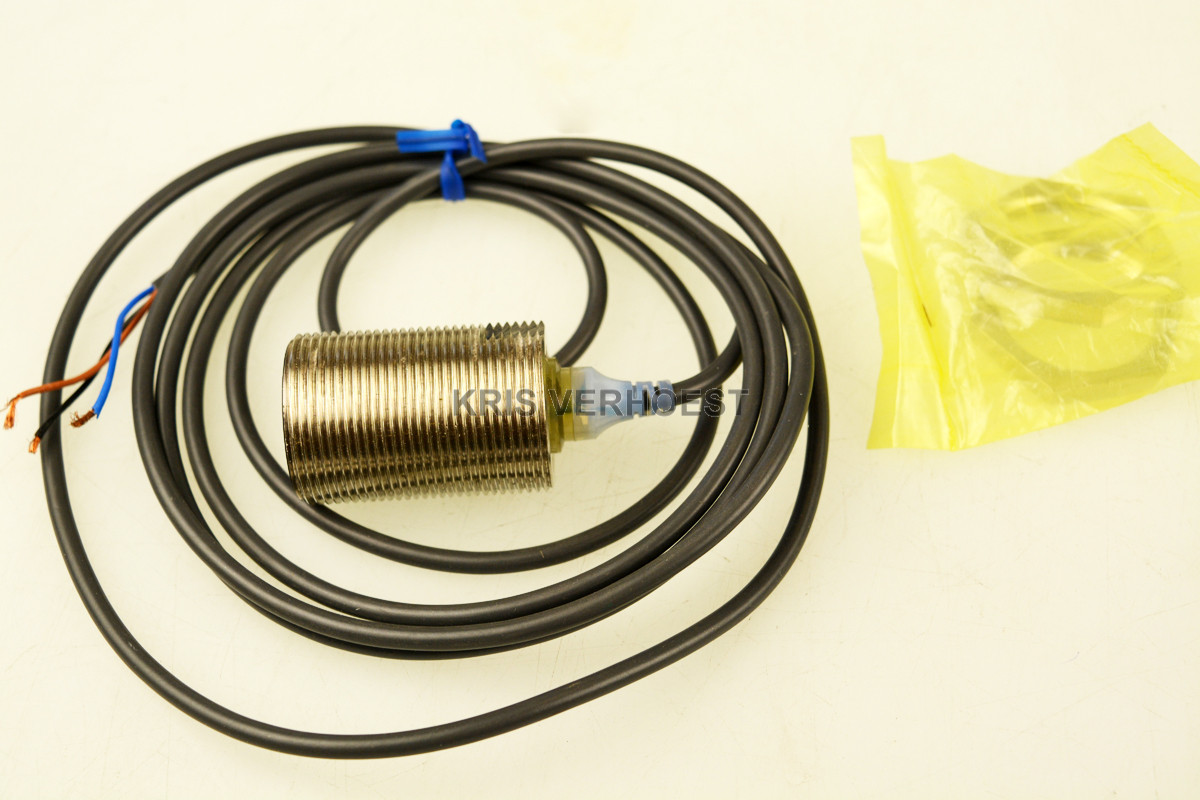 Omron E2A-M30KS15-WP-B1 (NEW)